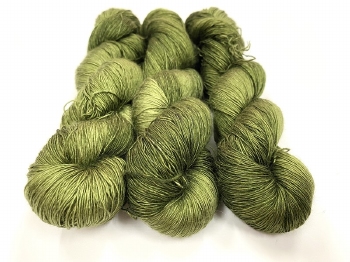 Powdersoft zijde color 2025 dark sage green