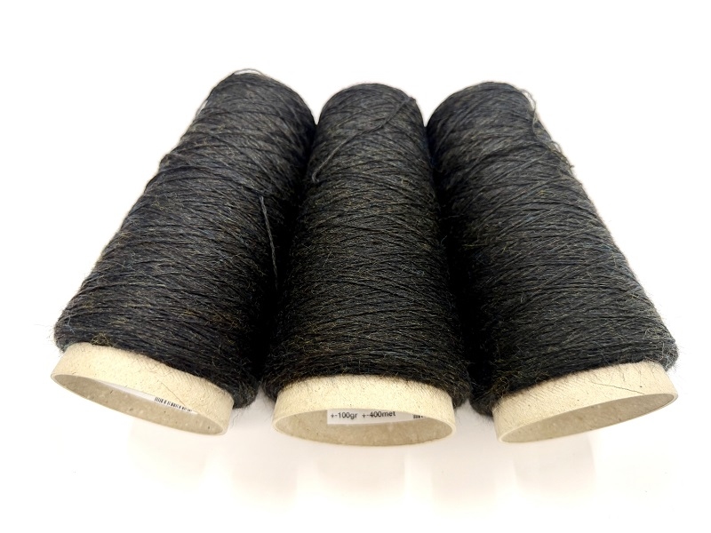 pure bio natural colored wool  no chemicals no rubish used  color antraciet indigo