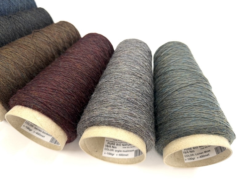 pure bio natural colored wool  no chemicals no rubish used  color antraciet indigo